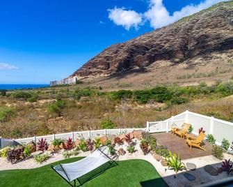 Ocean Views Modern New Build Yard 10min to Beach Ocean Escape by AvantStay - Waianae - Balcón