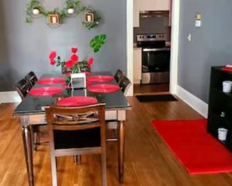 Comfortable 3 bedroom home with private parking! - Elmira - Restaurant