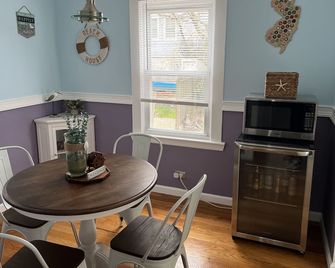 Cozy beach house with yard and parking - Sea Bright - Dining room