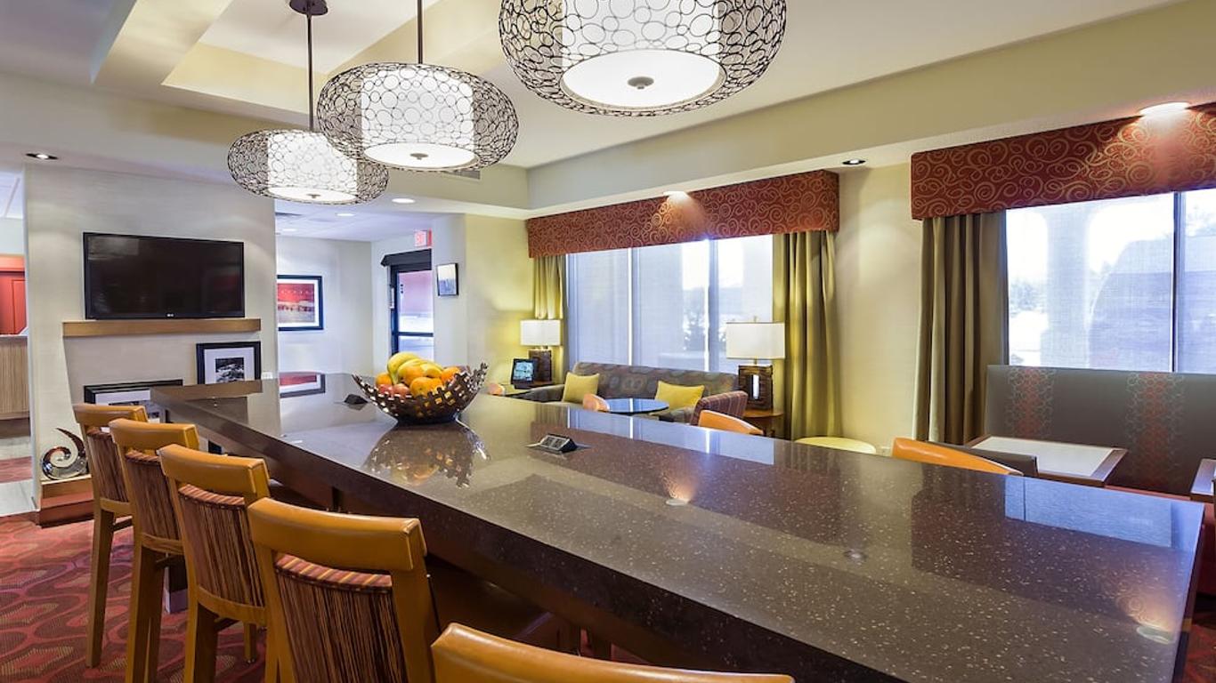 هامبتون إن باي هيلتون مينابولس / إيجان