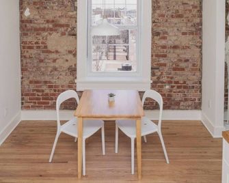 Room 3-2 Summary:brIn - Tulsa - Comedor