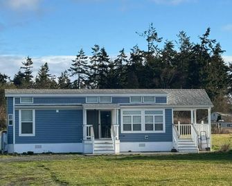 Quaint Cottage on Peaceful Pasture: Towne & Country Living Agnew Mountain View 2 - Port Angeles - Building