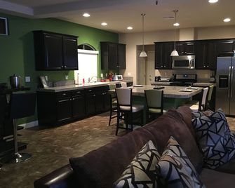 Large Home Minutes From The Strip! - Las Vegas - Kitchen