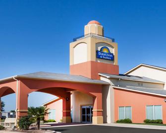 Days Inn & Suites by Wyndham, Marquez - Marquez - Building
