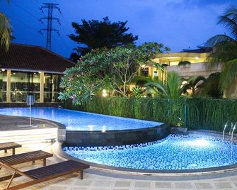 Narita Classic Hotel - Tangerang City - Pool