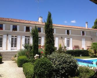 cottage in lush greenery. - Saint-Hilaire-de-Villefranche - Будівля