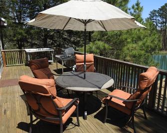 Cabin w/ Private Beach 1 mi from Carbondale, IL and SIU Tesla charger at cabin - Carbondale - Balcony