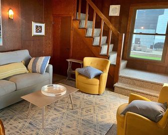 Waterfront Quaint 3 bed cottage that sleeps 6 - Auburn - Wohnzimmer