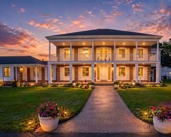 15-Acre Gated Wine Country Estate and 7BR Mansion, Pool, Spa ,Sleeps 18 - Middletown - Edificio