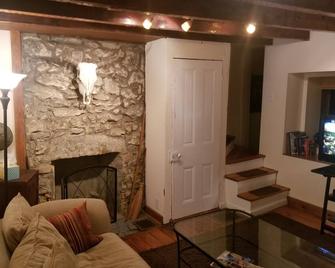 Cozy 2BR trinity home in Manayunk near Main street & TRAIN with central AC - Philadelphia - Wohnzimmer