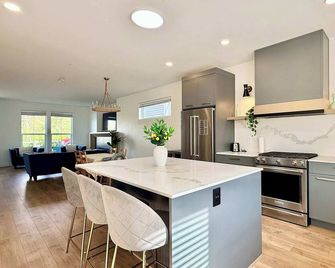 Luxury 3Br Oasis Gated Yard Pets Welcome - Langley - Mutfak