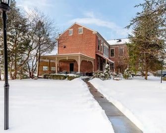 2 bedroom, 1.5 baths, full kitchen, comfortable living space with free parking - Palmyra - Gebäude