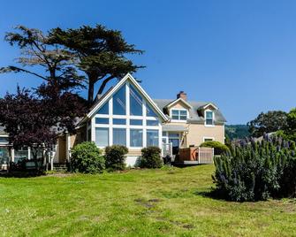 Oceanfront home w/ private hot tub, ocean views & entertainment - Elk - Edificio