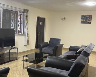 Beautiful and spacious three bedroom apartment, 10 minutes walk to the beach - Freetown - Living room