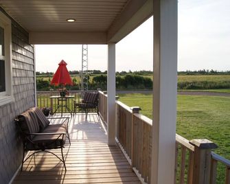 Shoreline Cove! Indulge in mesmerizing sunsets, rustic soothing beaches - O'Leary - Balcony