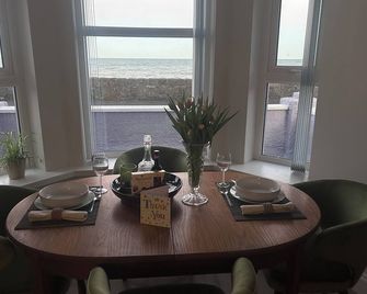 Charming 2-Bedroom Apartment - Newcastle - Dining room