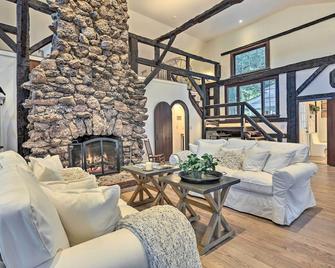 Historic 1800s Cornwall-On-Hudson Cottage! - Cornwall on Hudson - Living room
