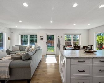 Peaceful Parkside Cottage - Courtenay - Living room