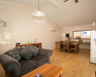 The Shed Guesthouse - Wanaka - Living room
