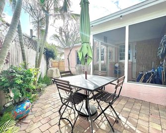 Coastal Cottage 225 - Walk to Beach, King Bed - Cocoa Beach - Patio