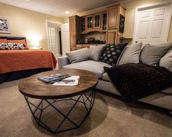 Vast Sky Mountain View Studio located just North of Downtown Asheville Walking!! - Asheville - Sala de estar