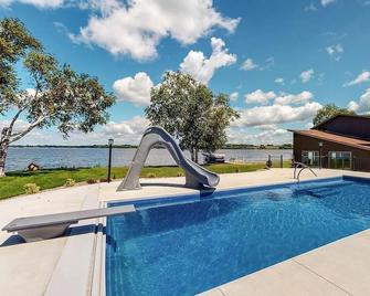 Paradise Found! Beautiful Lake Home with Private Heated Pool on Cannon Lake! - Faribault - Pool