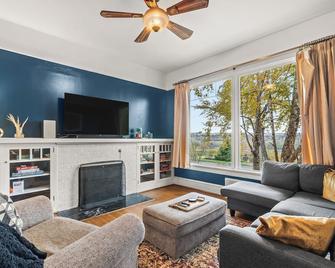Prospect Delight - River Views, Historic Home, Walk To Town! - Lewiston - Living room
