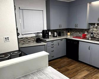 Cozy 3 bedrooms, 6 beds House - Odessa - Kitchen