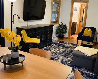 New Downtown 3 Bedroom Upstairs Flat with views - Ashland - Living room