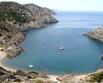 Beautiful stone house, 4 double rooms each. - Garriguella - Playa