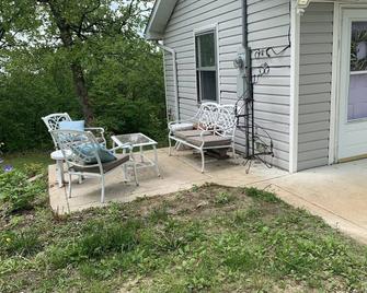 Cozy Serene home off 55 Queen Bed Smart TVs Wifi Secluded Nice View With Coffee - Pevely - Patio