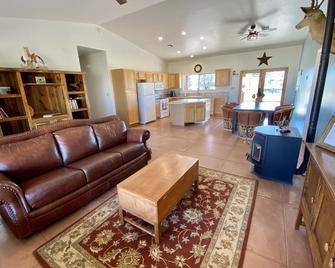 Sunset Ride Ranch /Foreman's house - Elgin - Sala de estar