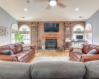 Upper Marlboro Home on 1 Acre: Office & Home Gym! - Upper Marlboro - Living room