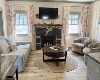 Piping Plover-A Classic Cape Cottage - Yarmouth - Living room