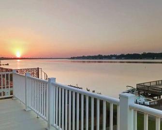 Lakefront| 2 LRs & porches| Pier| King-Qn-2 twins - New Roads - Balcón