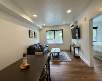 Juneau Ground Floor Oasis A105 - Juneau - Sala de estar