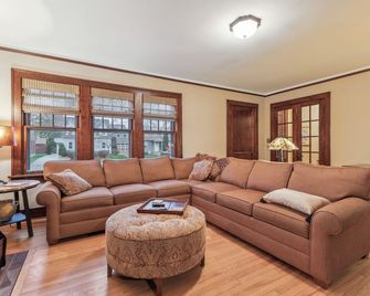 Charming Ann Arbor Retreat Near Dt & Attractions 3 Bedroom Home - Ann Arbor - Living room