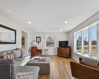 Quiet Highland Home set on gorgeous rolling hills and farm in Western Loudoun - Purcellville - Sala de estar