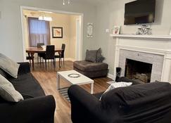 Comfort by The University & Waterfront - Elizabeth City - Living room