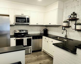 Private, Centrally Located 1-Bedroom Guest House - Cornelius - Кухня