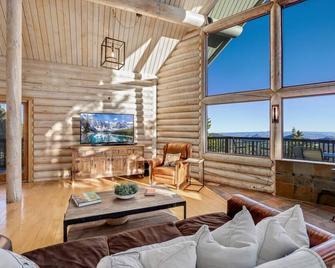 Cabin the Clouds Incredible Views, Private Hot Tub. Pets Welcome - Conifer - Living room