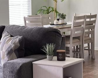 Cheerful 3 Bedroom Vacation Home - McKinney - Dining room