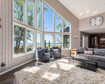 Stunning 4 Bedroom Lake Home close to everything!! - Brainerd - Wohnzimmer