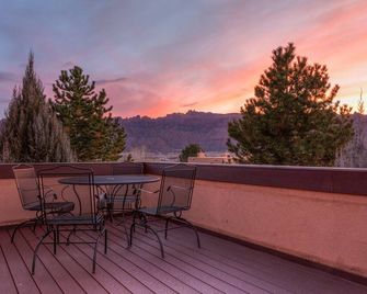 Quiet 3br Near Golf With Deck, Solar, Private Hot Tub, Rim Views And Stargazing! - Moab - Balcony