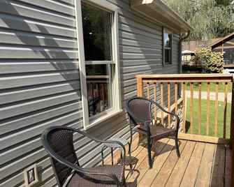Gated home nestled in wooded setting- 10 min from Charleston! - South Charleston - Balcony