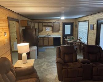 Cozy 2-bedroom cabin with WiFi, AC in soothing Batesville, MS - Batesville