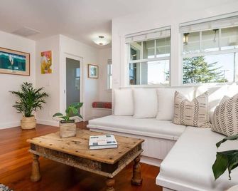 Relaxing West Cliff Escape with Hot Tub! - Santa Cruz - Living room