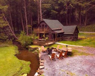 Log Cabin on Stream Firepit 1 g WiFi Cherry Spring - Coudersport - Patio