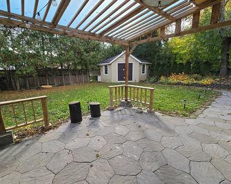 Private Guest House- Walkout Basement - Aurora - Patio
