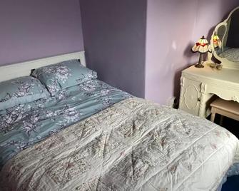 Grace Stays - Ellesmere Port - Bedroom